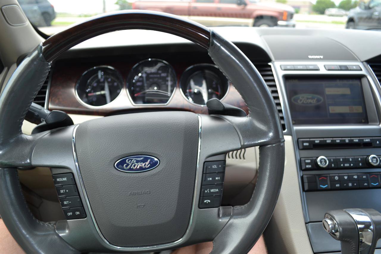 Used 2010 Ford Taurus Limited AWD/4WD image 14