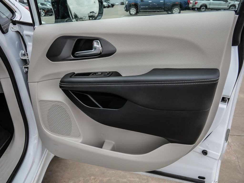 Used 2024 Chrysler Pacifica Touring-L image 16