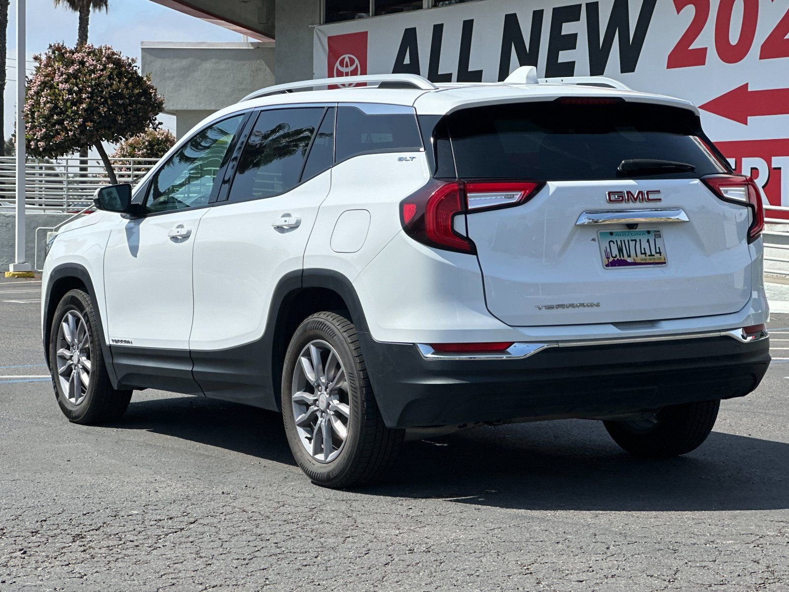 Used 2024 GMC Terrain SLT FWD image 3