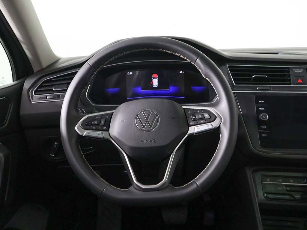 Used 2023 Volkswagen Tiguan SE w/ Panoramic Sunroof Package image 42