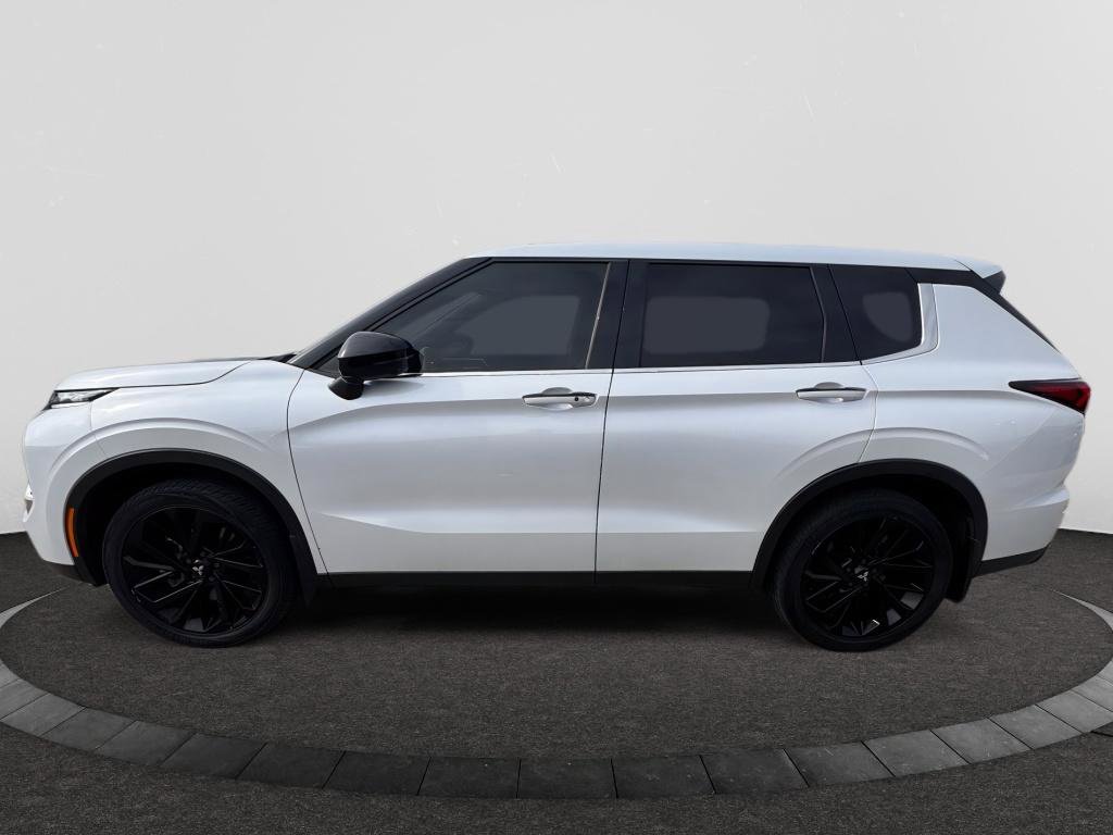 Used 2023 Mitsubishi Outlander SE Black Edition image 3