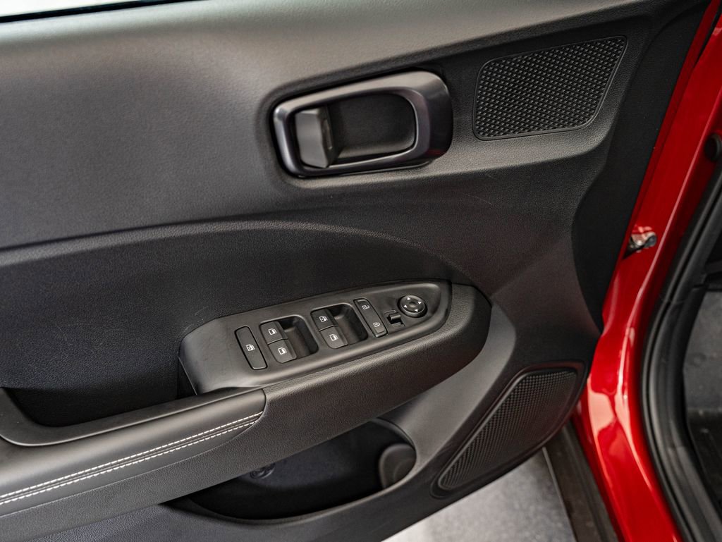 Used 2025 Hyundai Venue Limited FWD image 16