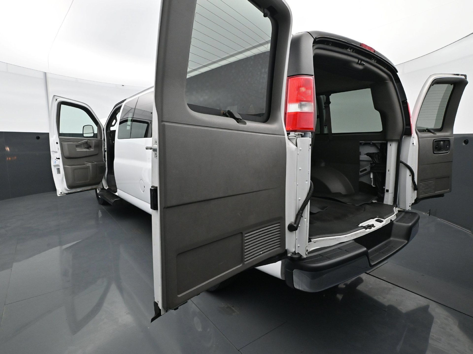 Used 2019 Chevrolet Express 3500 LT w/ LT Preferred Equipment Group RWD image 34
