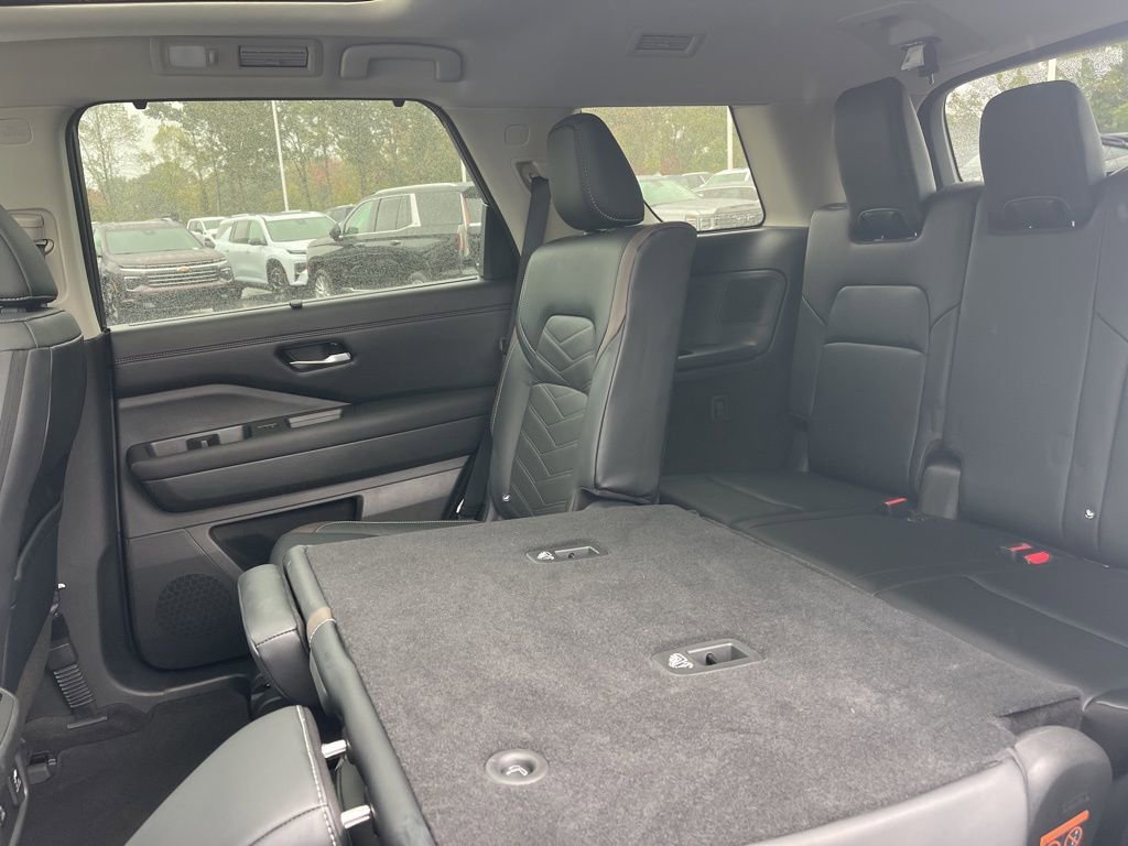 Used 2024 Nissan Pathfinder Platinum w/ Black Appearance Package image 13