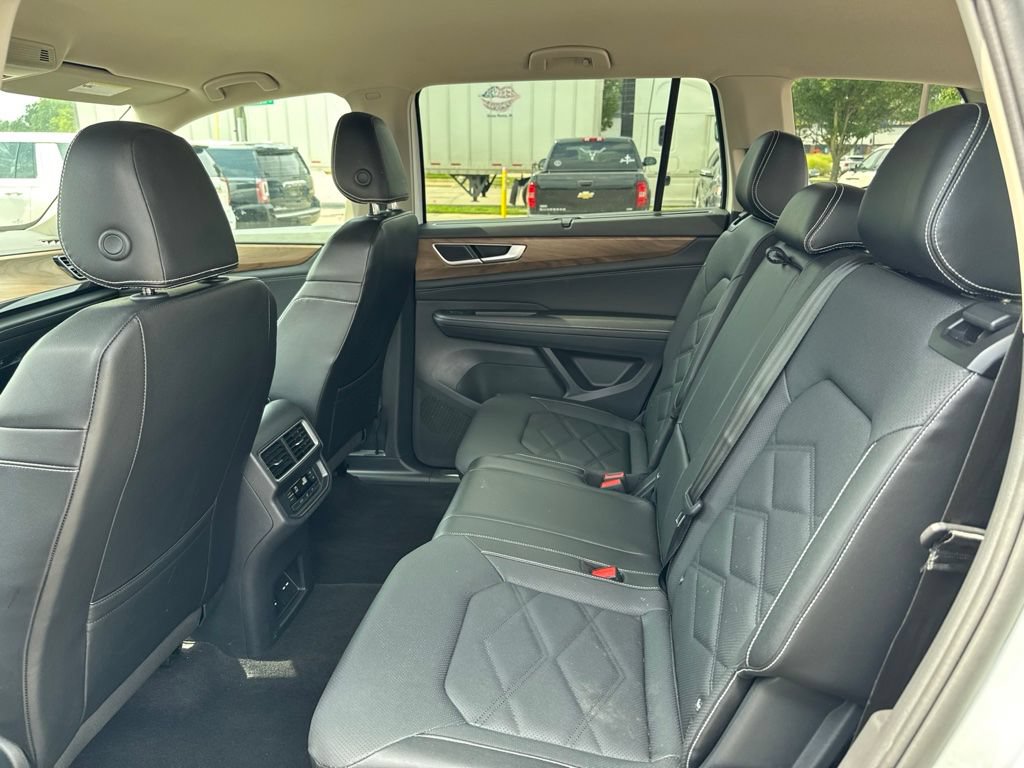 Used 2025 Volkswagen Atlas SE AWD/4WD image 16