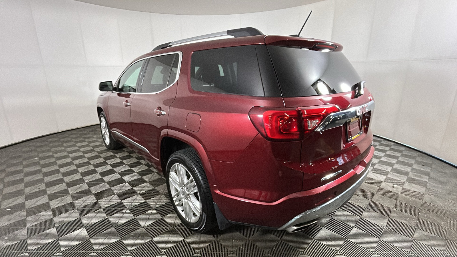 Used 2017 GMC Acadia Denali w/ Technology Package AWD/4WD image 5