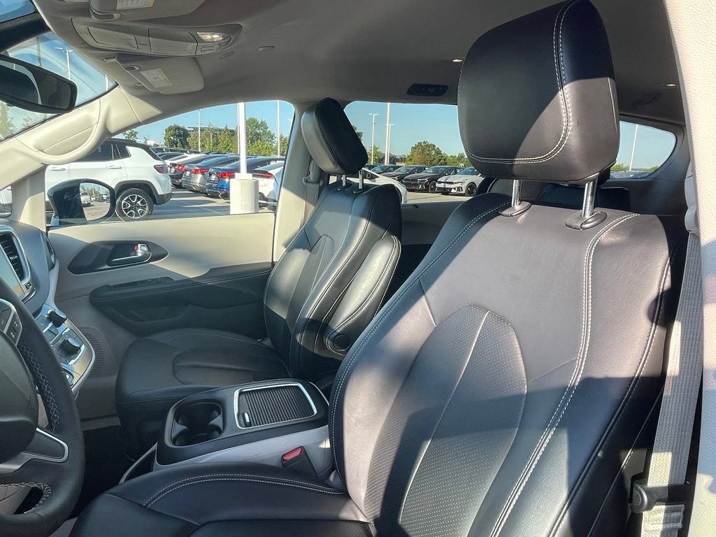 Used 2024 Chrysler Pacifica Touring-L FWD image 18