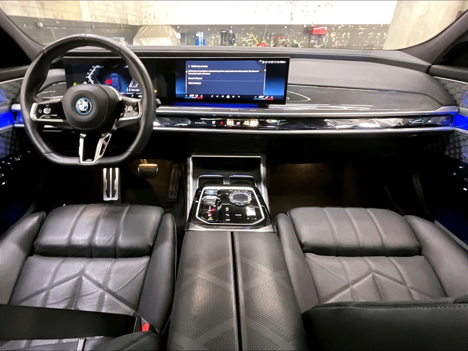 Used 2023 BMW i7 xDrive60 w/ Executive Package 2 AWD/4WD image 17