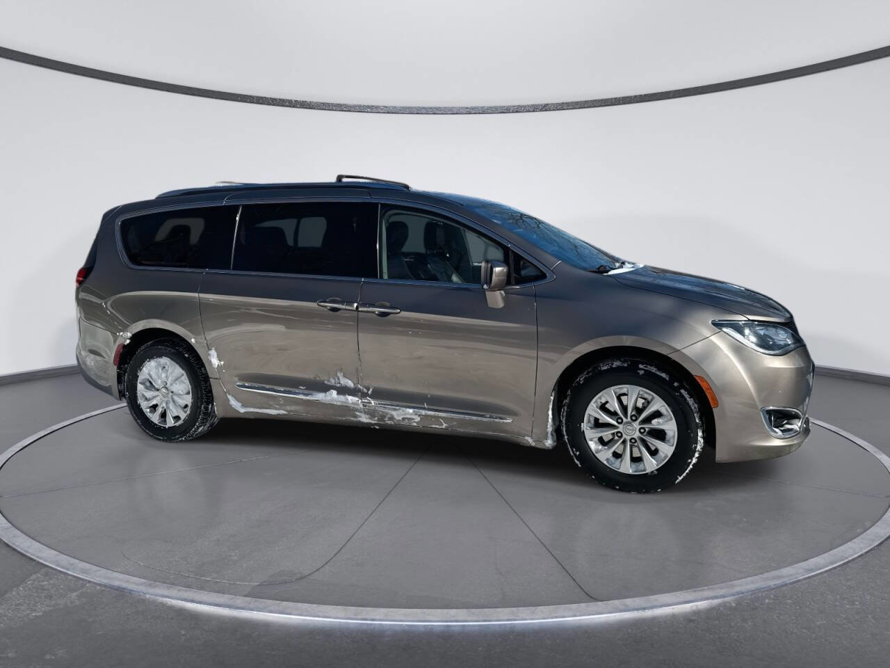 Used 2018 Chrysler Pacifica Touring-L image 6