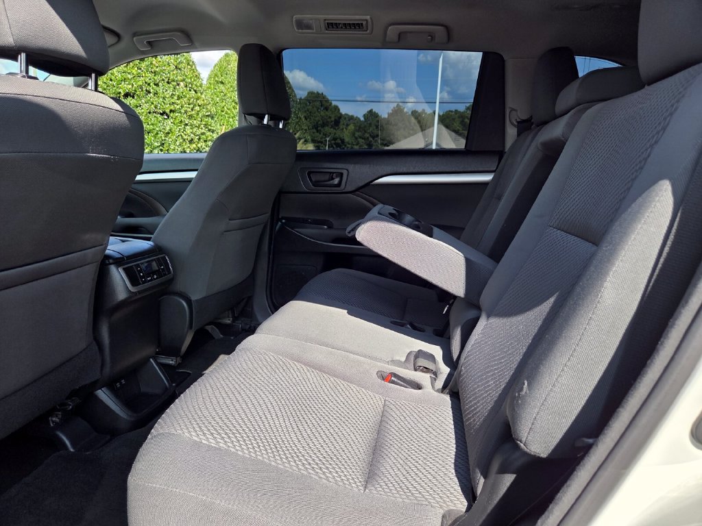 Used 2018 Toyota Highlander LE FWD image 6