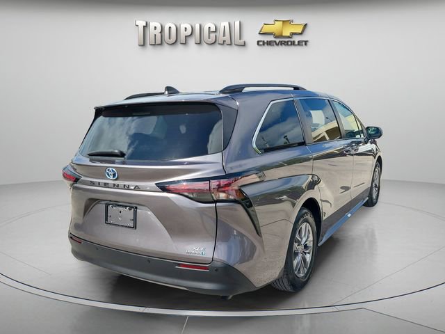 Used 2023 Toyota Sienna XLE FWD image 3