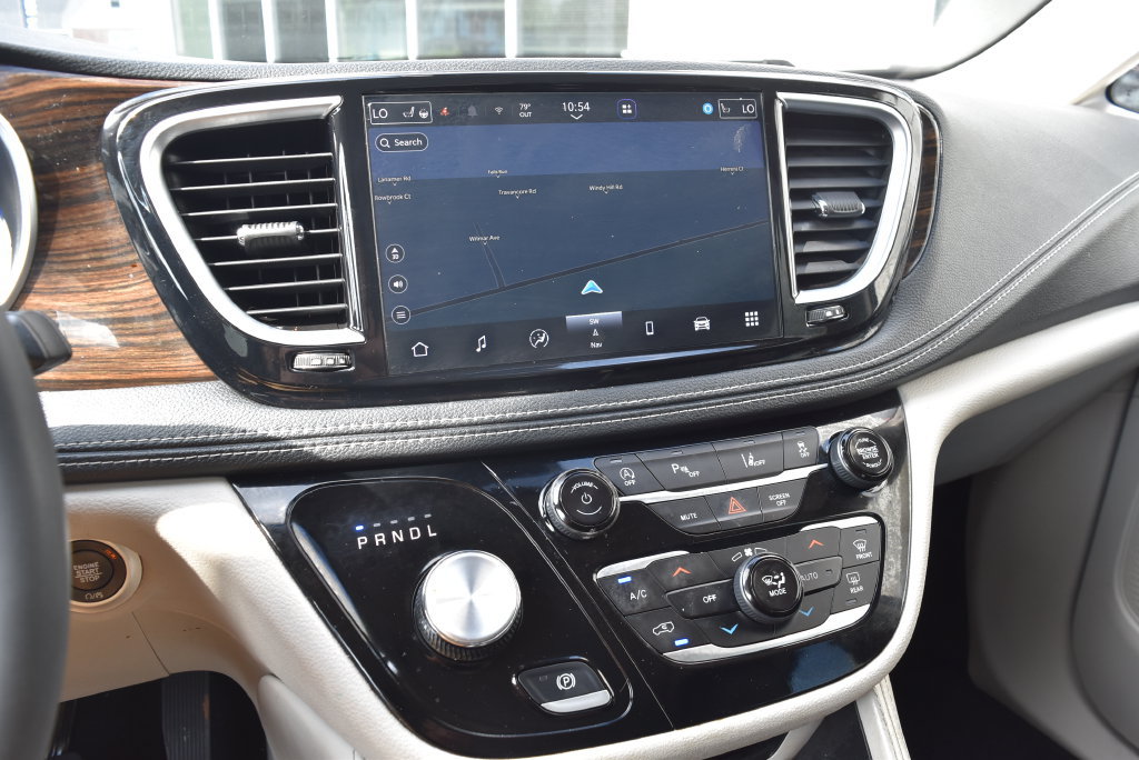 Used 2023 Chrysler Pacifica Limited FWD image 16