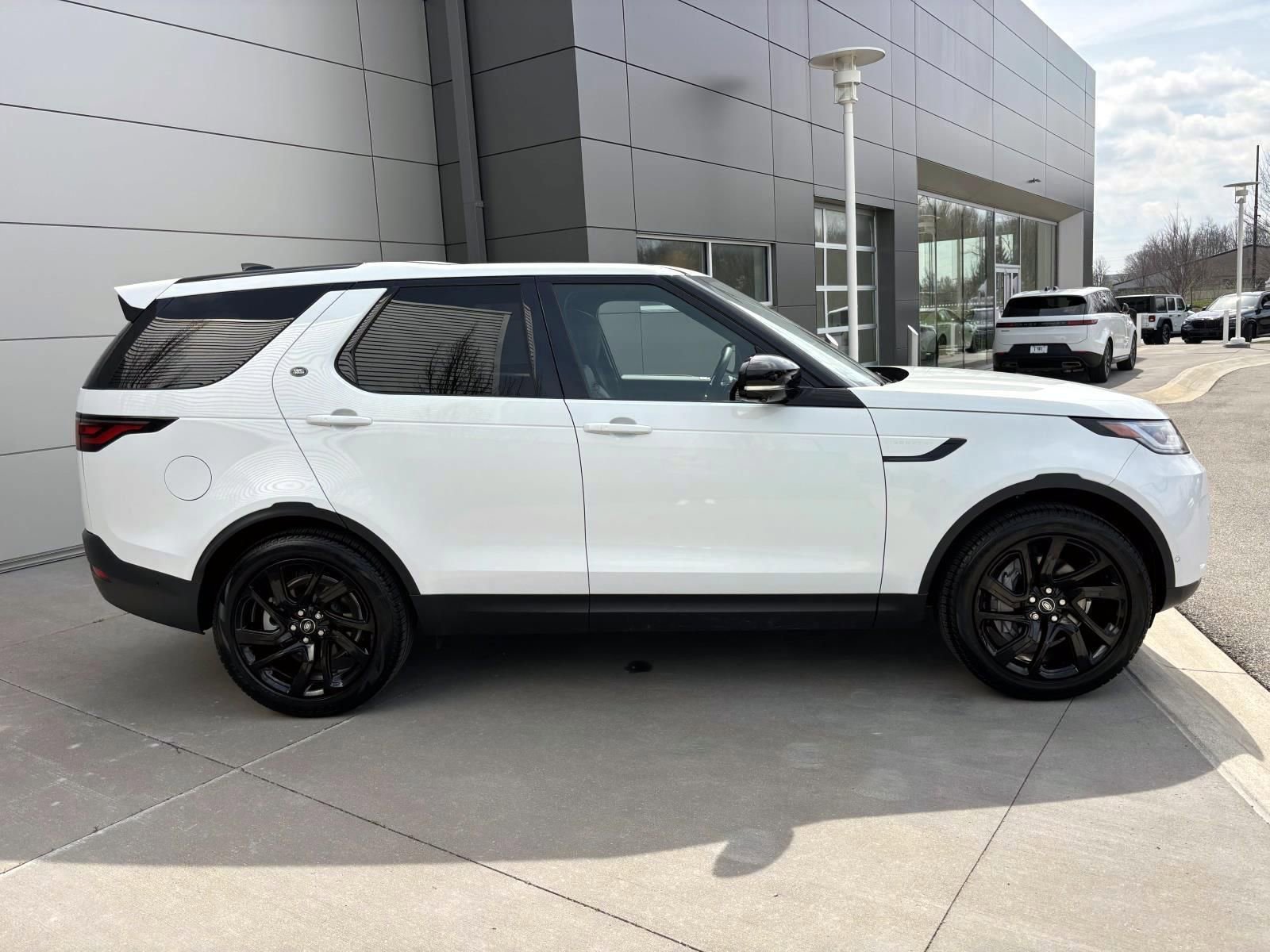 Used 2025 Land Rover Discovery S AWD/4WD image 4