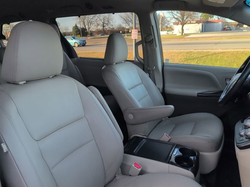 Used 2017 Toyota Sienna XLE w/ XLE Navigation Package image 29