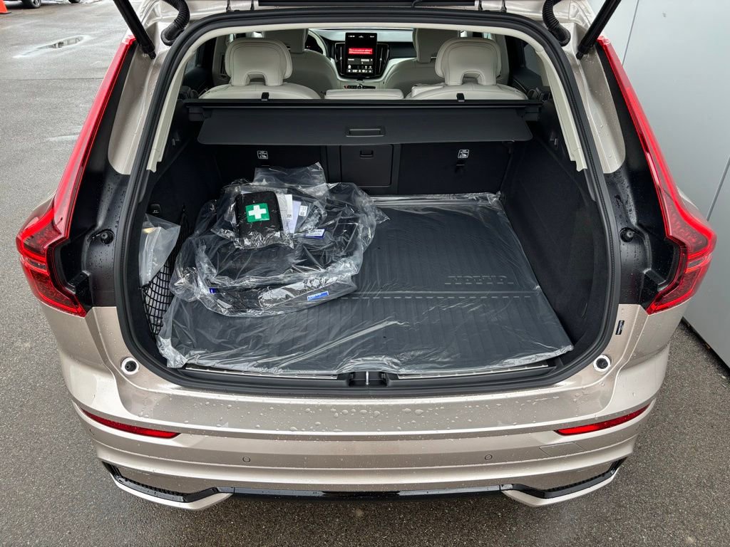 New 2026 Volvo XC60 T8 Ultra w/ Climate Package image 16