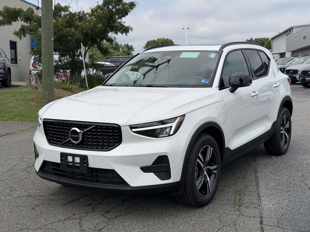 New 2026 Volvo XC40 B4 Core w/ Climate Package FWD image 22
