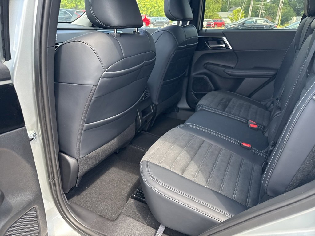 New 2025 Mitsubishi Outlander SE image 24