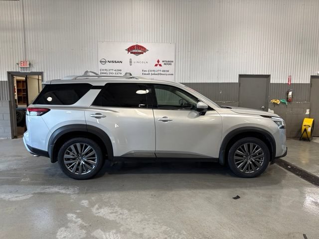 Certified 2024 Nissan Pathfinder SL w/ SL Premium Package AWD/4WD image 3