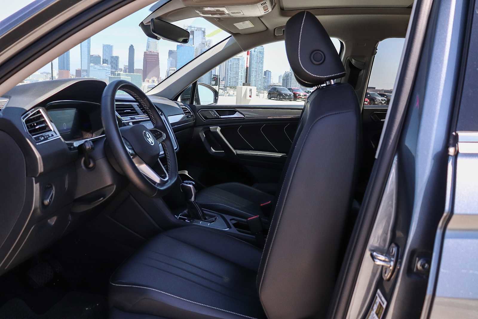 Used 2023 Volkswagen Tiguan SE w/ Panoramic Sunroof Package image 16