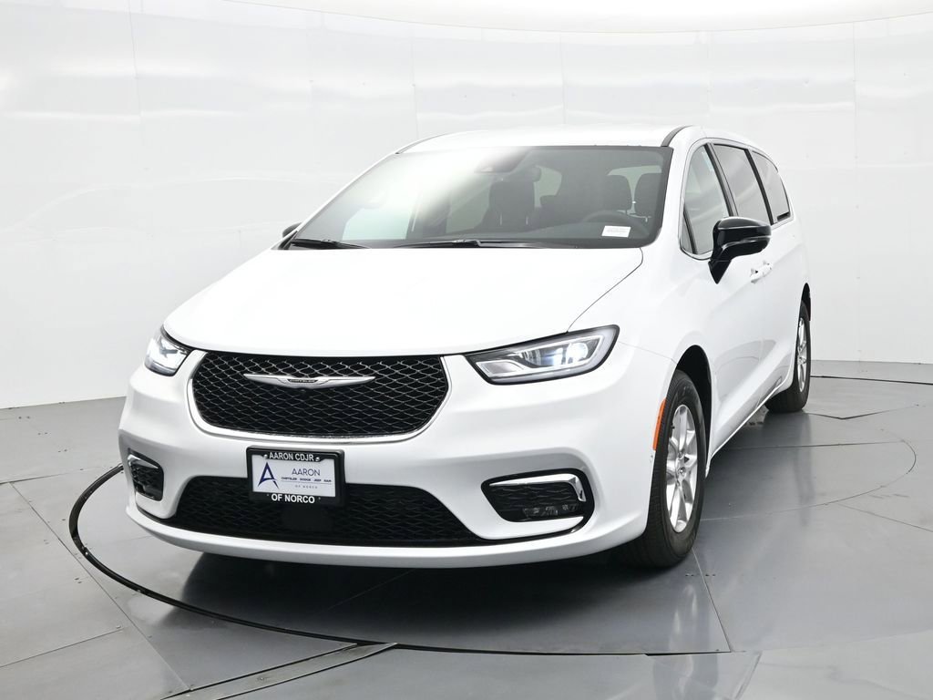 New 2026 Chrysler Pacifica Select image 3