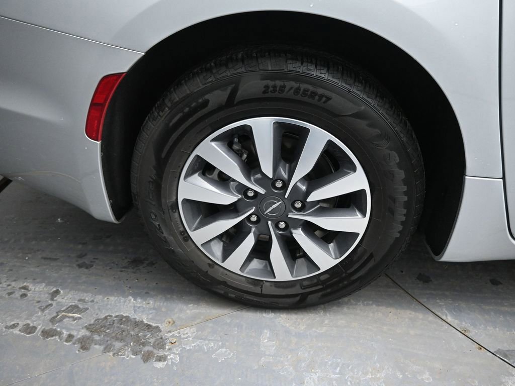 Used 2024 Chrysler Pacifica Select image 17