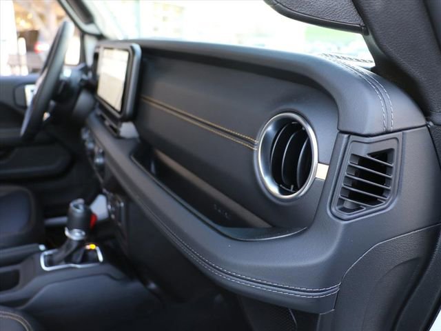 Used 2025 Jeep Wrangler Sahara image 11