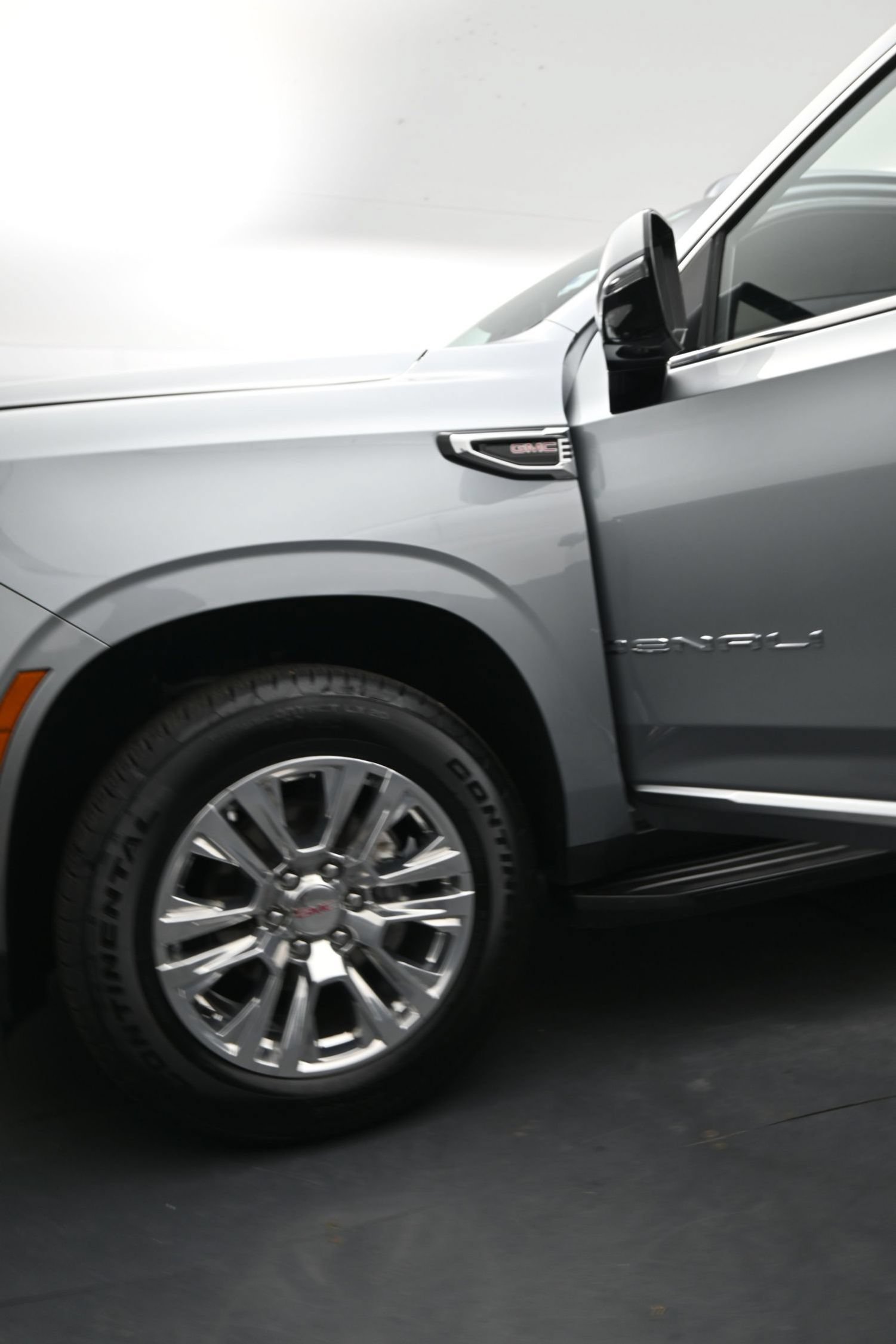 Used 2025 GMC Yukon Denali RWD image 26