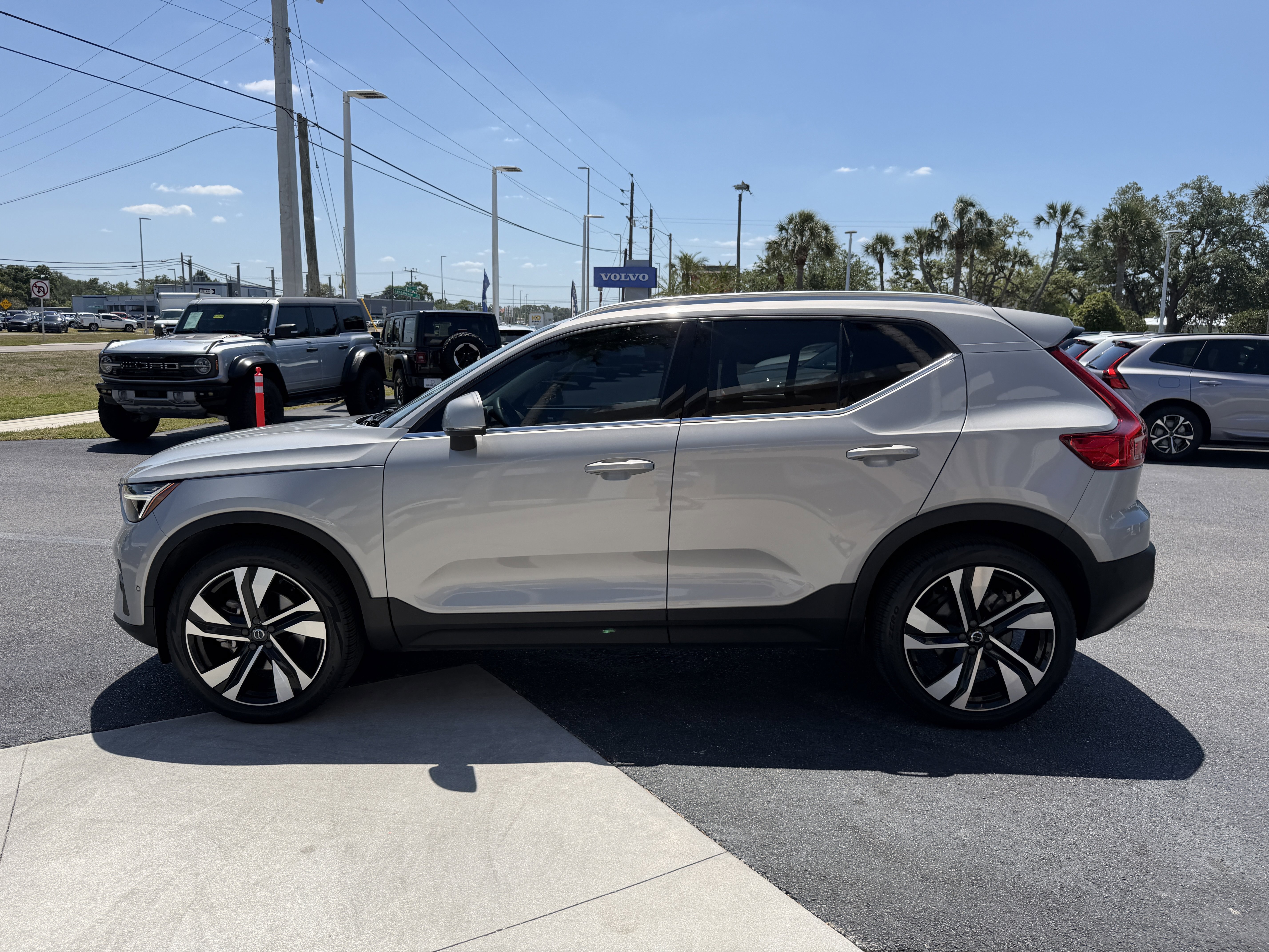 Certified 2023 Volvo XC40 B5 Plus w/ Driver Assist Package AWD/4WD image 6