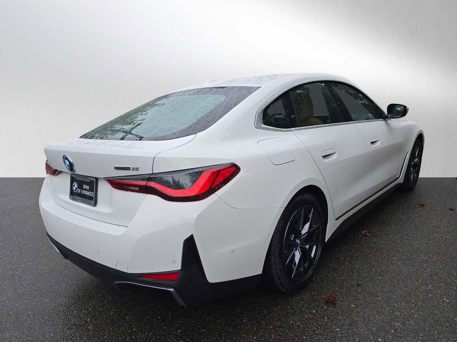 Used 2023 BMW i4 eDrive35 RWD image 3