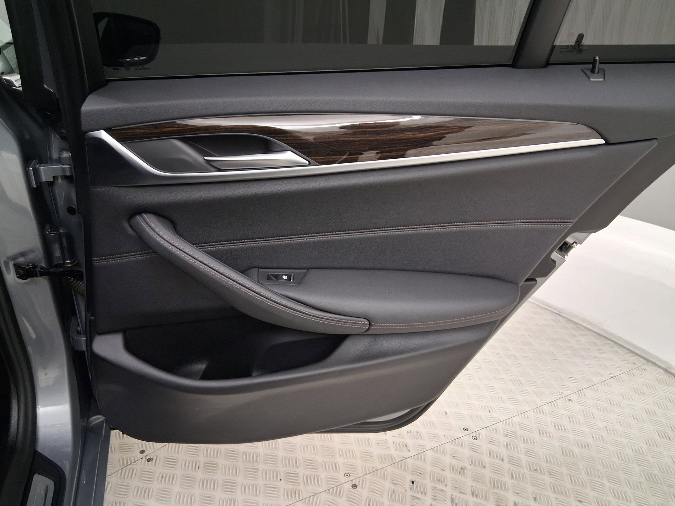 Certified 2023 BMW 530e w/ Convenience Package image 34