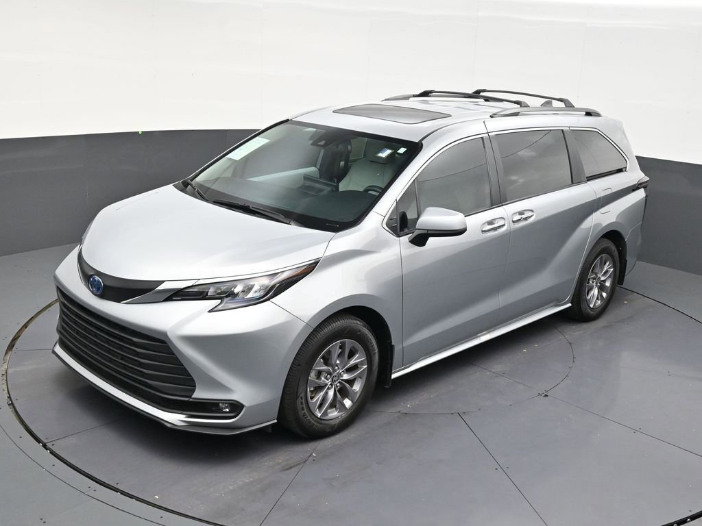 Used 2025 Toyota Sienna XLE image 12