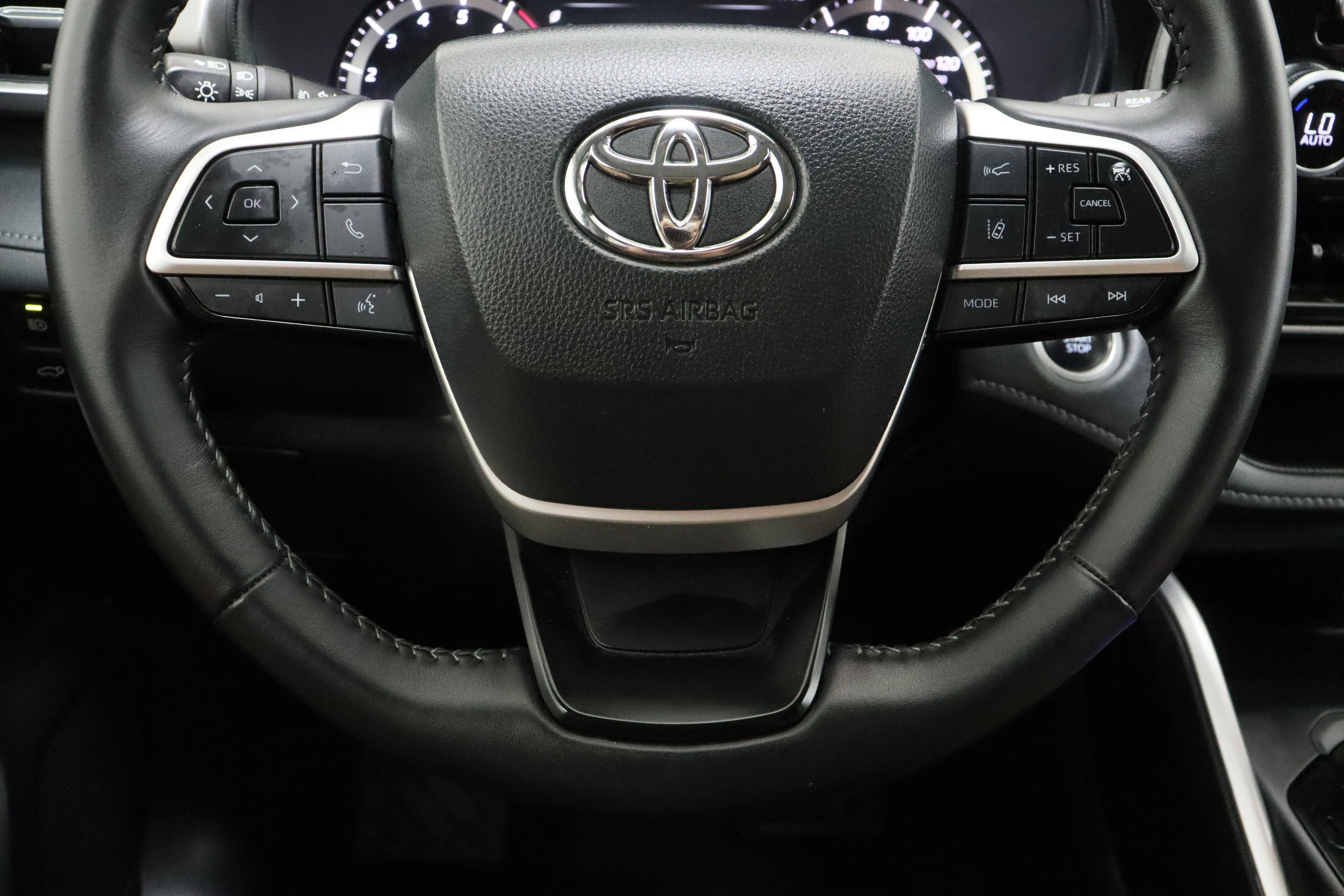 Used 2025 Toyota Highlander LE FWD image 24