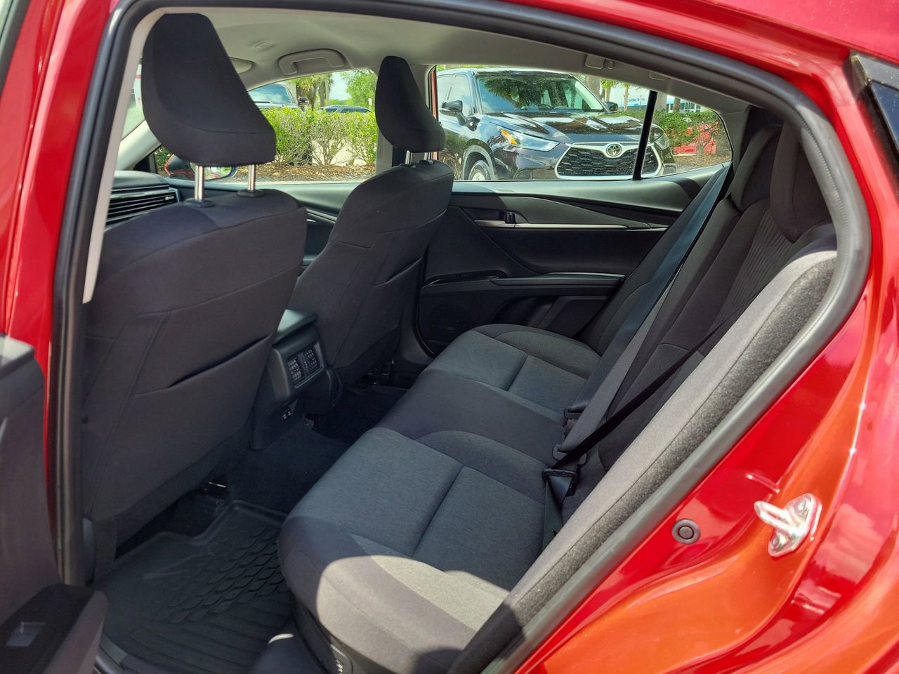 Used 2025 Toyota Camry LE w/ Convenience Package image 11