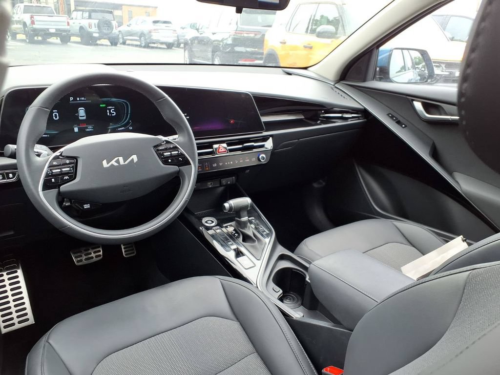 Used 2025 Kia Niro EX Touring FWD image 5