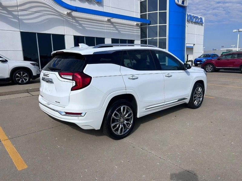 Used 2024 GMC Terrain Denali image 2