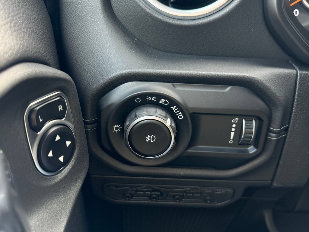 New 2024 Jeep Wrangler Unlimited Sahara w/ Technology Group AWD/4WD image 23