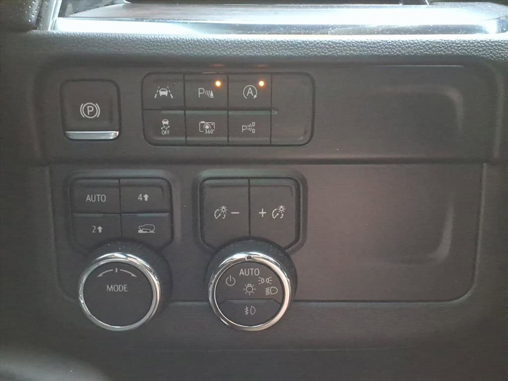 Used 2025 Chevrolet Suburban Premier image 10