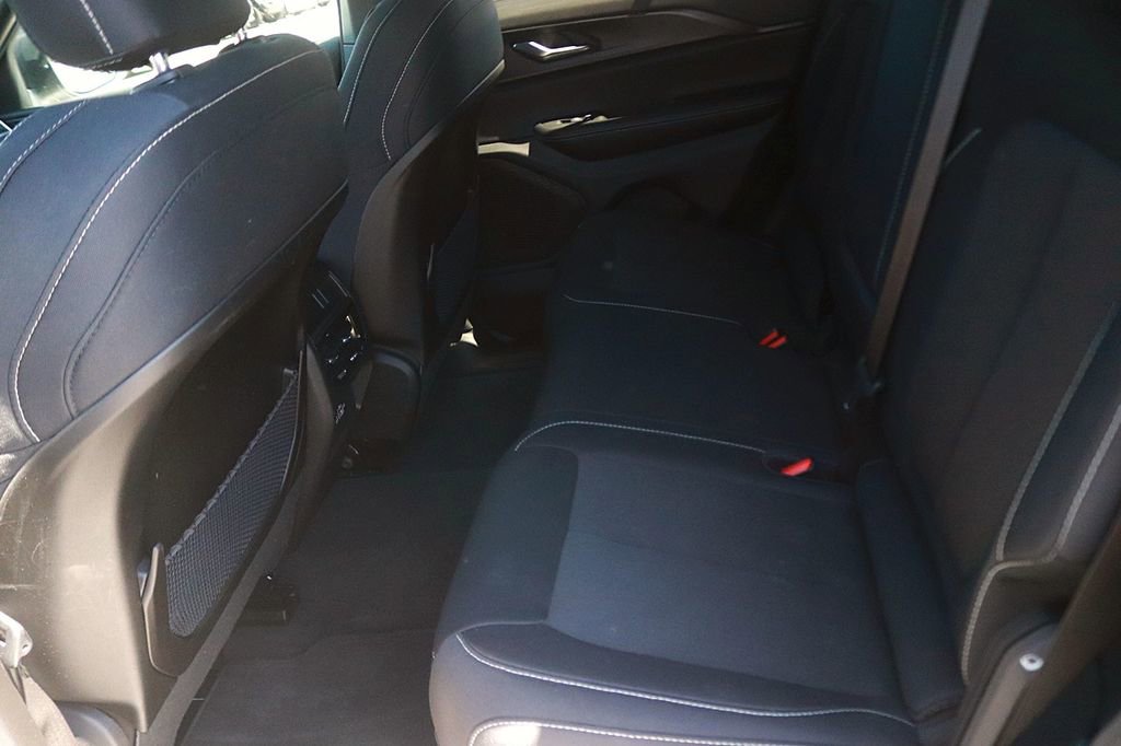Used 2024 Jeep Grand Cherokee Laredo AWD/4WD image 15