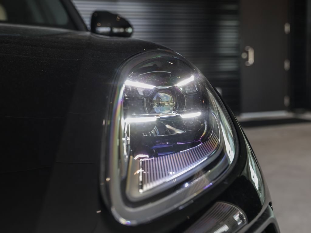 Certified 2025 Porsche Macan image 11