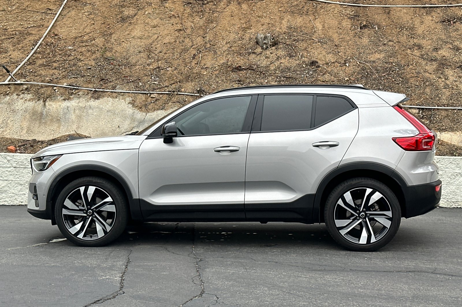 Certified 2024 Volvo XC40 B5 Plus w/ Climate Package AWD/4WD image 8