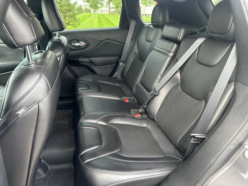 Used 2019 Jeep Cherokee Latitude Plus AWD/4WD image 13