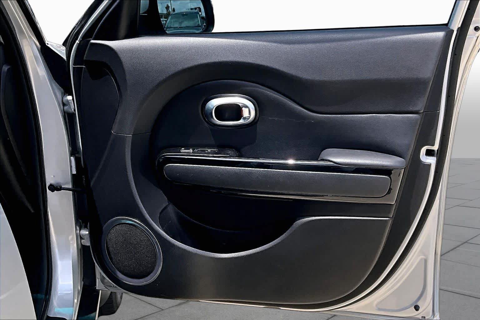 Used 2016 Kia Soul ! FWD image 21