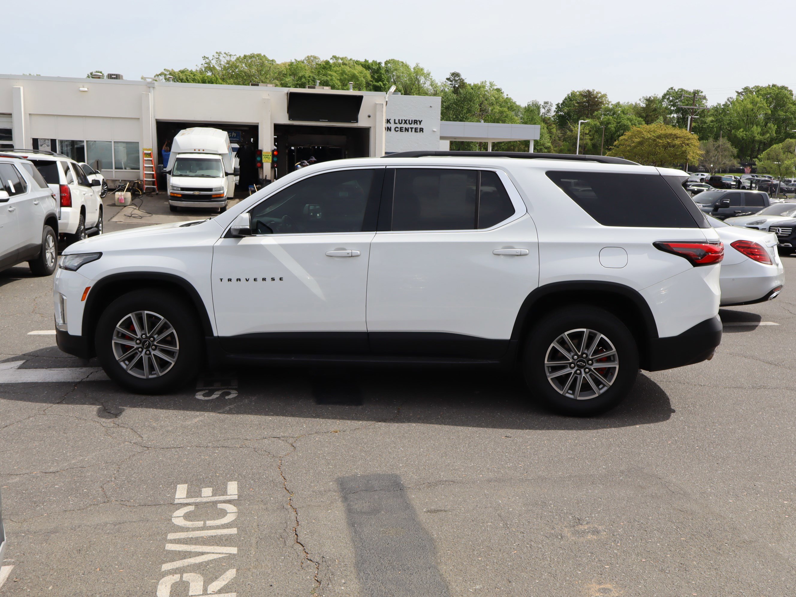 Used 2022 Chevrolet Traverse LT FWD image 7