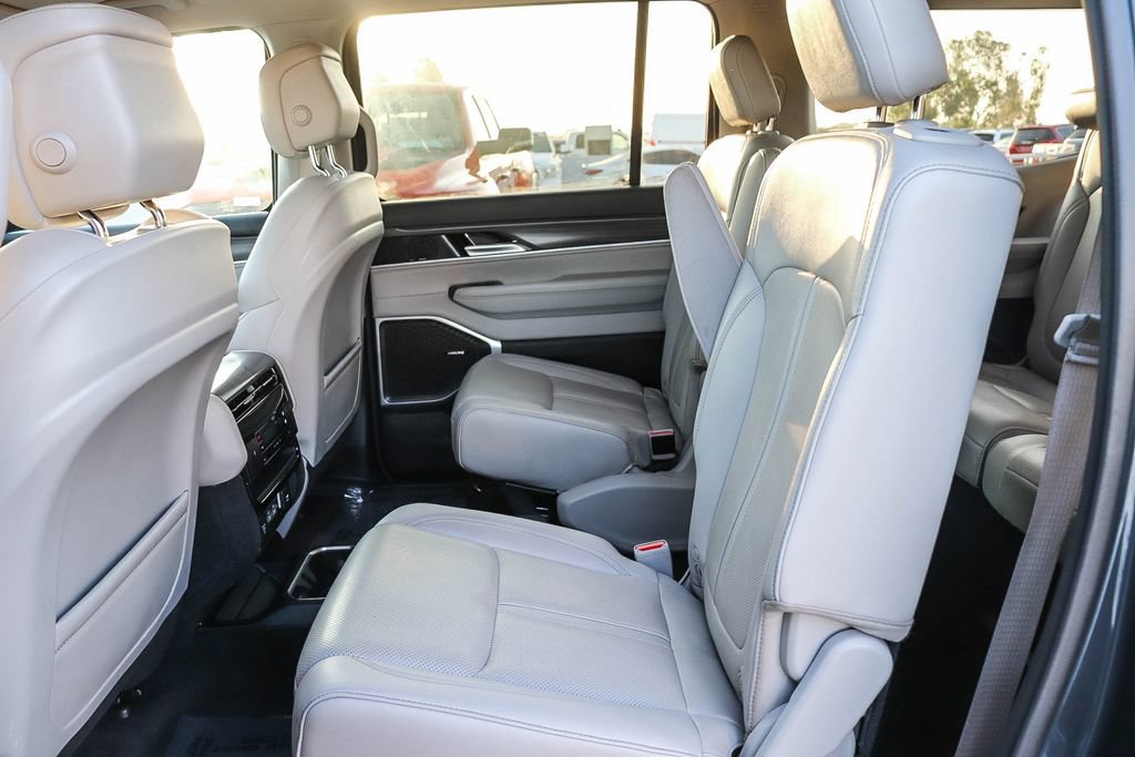 Used 2024 Jeep Wagoneer Series II AWD/4WD image 21