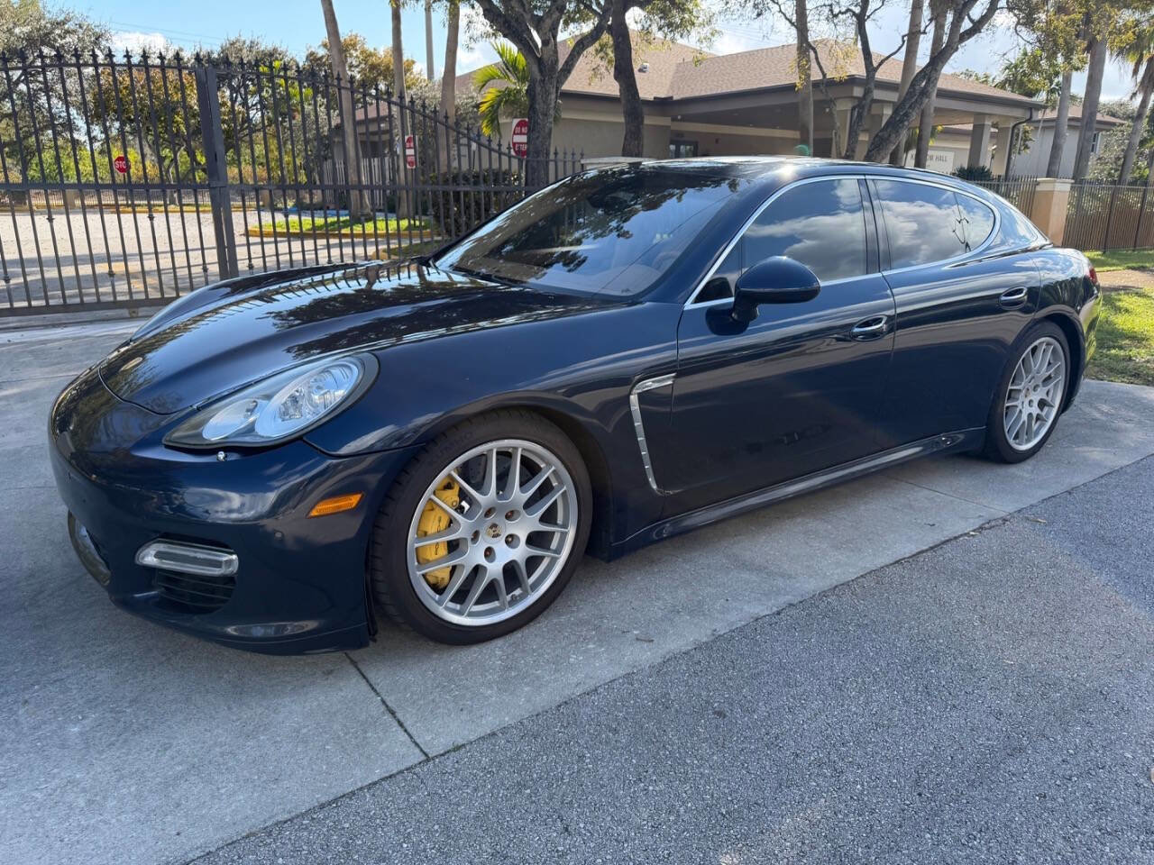 Used 2010 Porsche Panamera Turbo image 2