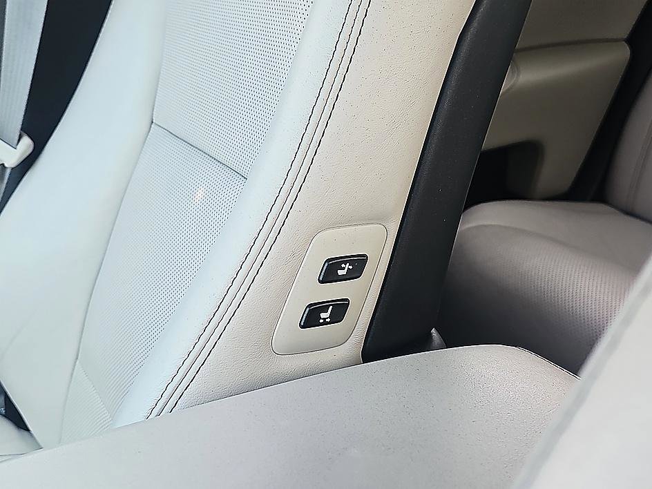 Used 2014 Lexus LS 460 w/ Comfort Package image 18