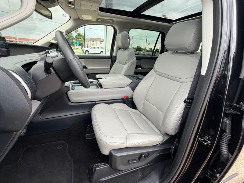 Used 2025 Ford Expedition Active AWD/4WD image 29