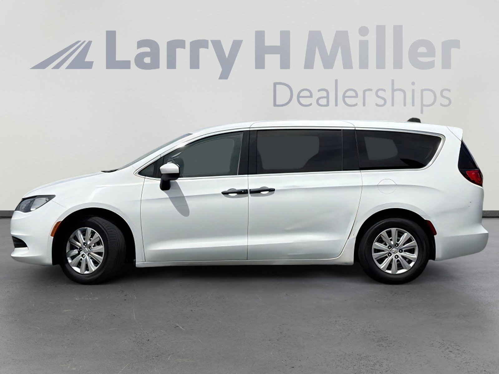 Used 2020 Chrysler Voyager L FWD image 2