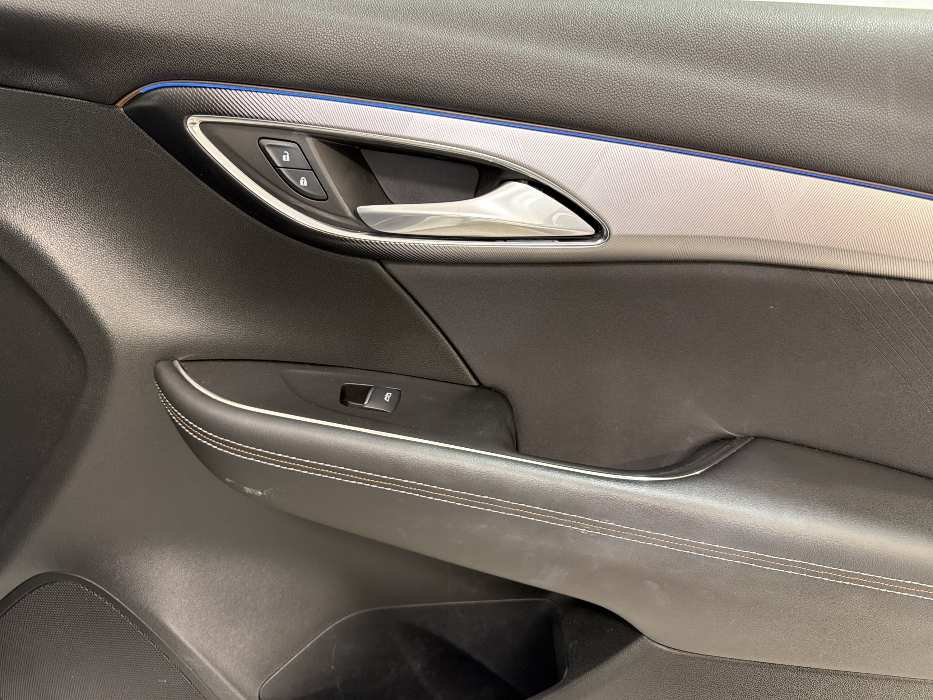 Used 2025 Buick Envision Sport Touring AWD/4WD image 13