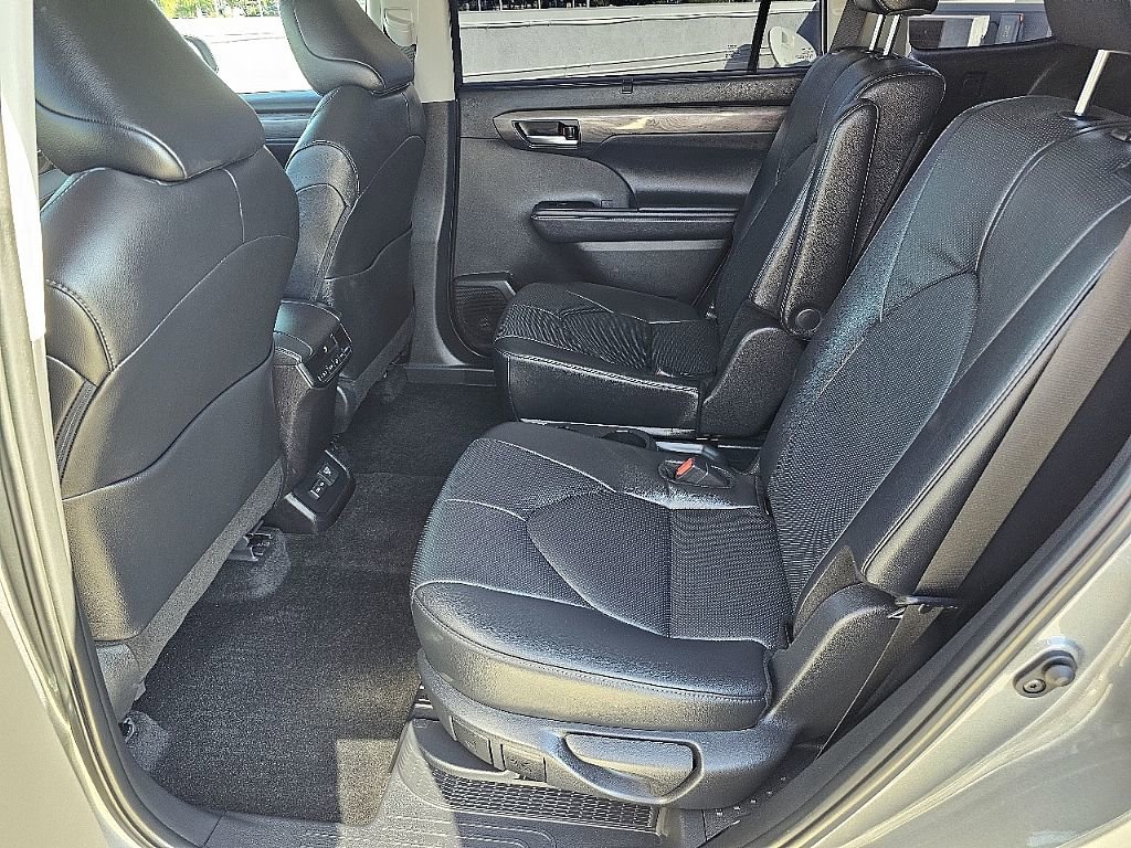 Used 2025 Toyota Highlander Limited image 22